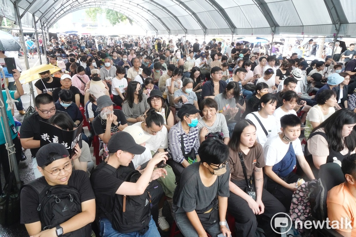  上千民眾聚集在立院外的青島東路，抗議國民黨和民眾黨強行通過的國會擴權案。 圖：張良一/攝 