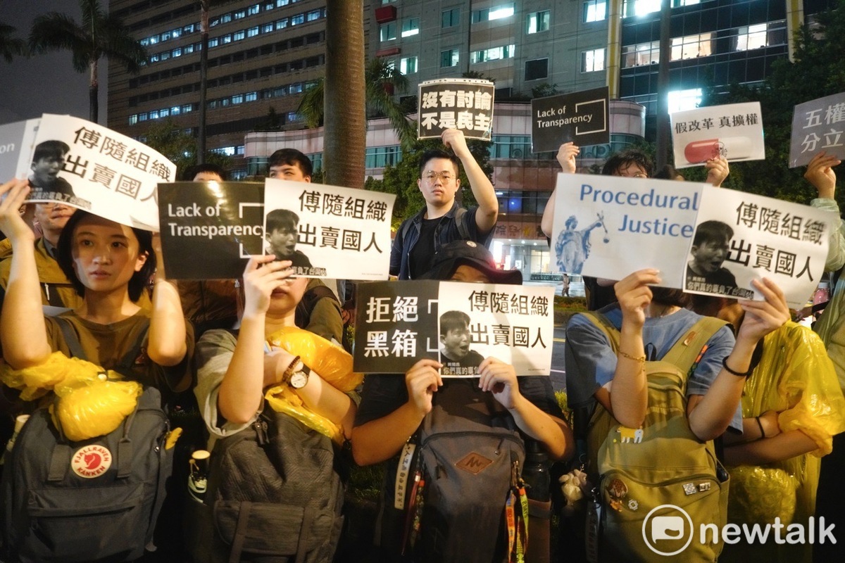  0521立法院外反對立法院職權行使法修正抗議群眾，從青島東路滿溢到中山南路的監察院和立法院正門。 圖：張良一攝 