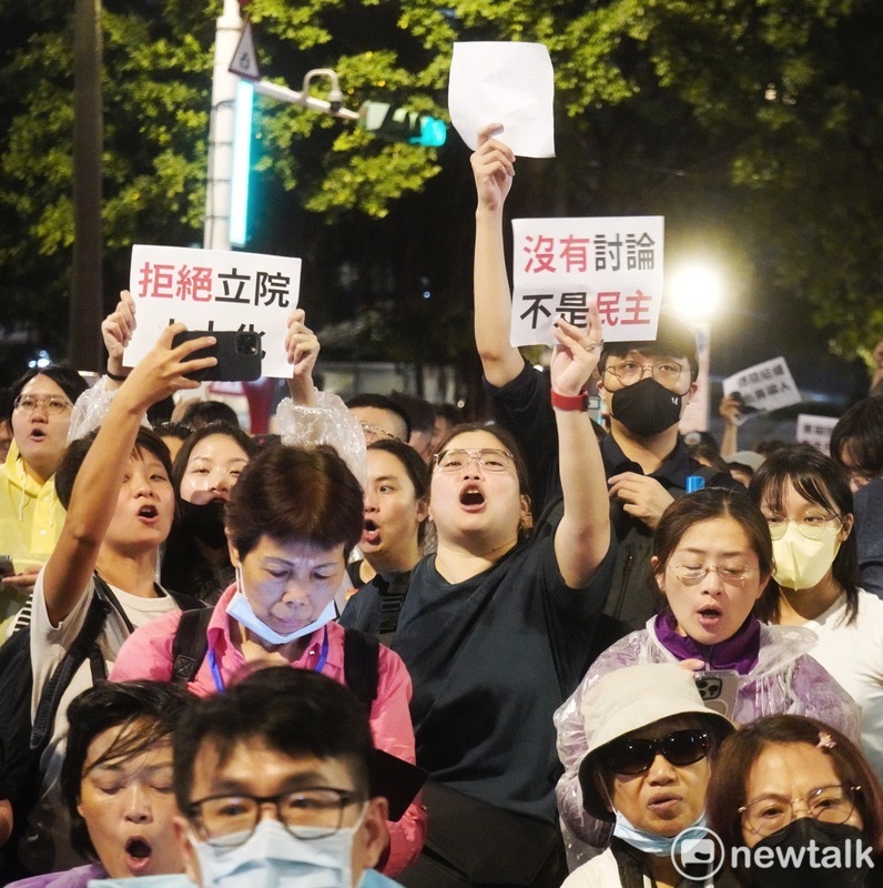  0521立法院外反對立法院職權行使法修正抗議群眾，從青島東路滿溢到中山南路的監察院和立法院正門。 圖：張良一攝 