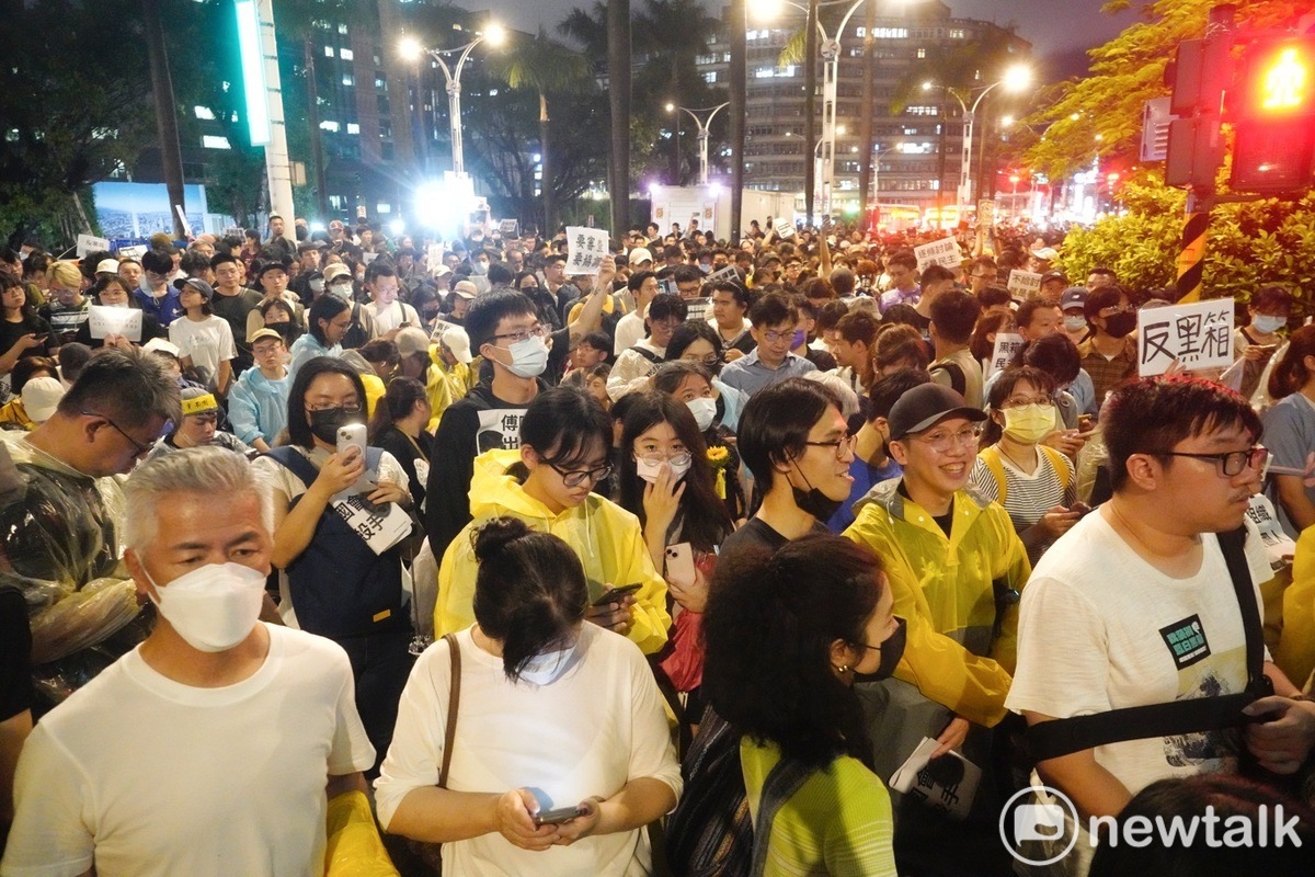不少民眾聚集立法院周圍怒嗆藍白國會擴權法案，並不時齊唱滅火器〈島嶼天光〉。 圖：張良一攝 