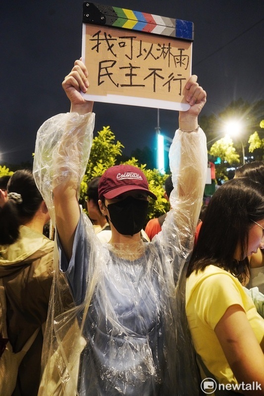  游同學拿著「我可以淋雨，民主不行」的自製手牌站在大雨中和大家一起表達抗議國會惡法的心聲。 圖：張良一攝 24日反對藍、白立委通過國會擴權法案的民眾也在青島東路和濟南路集結抗議。圖為青島東路的抗議現場。 圖：張良一/攝 24日反對藍、白立委通過國會擴權法案的民眾也在青島東路和濟南路集結抗議。圖為青島東路的抗議現場。 圖：張良一/攝 