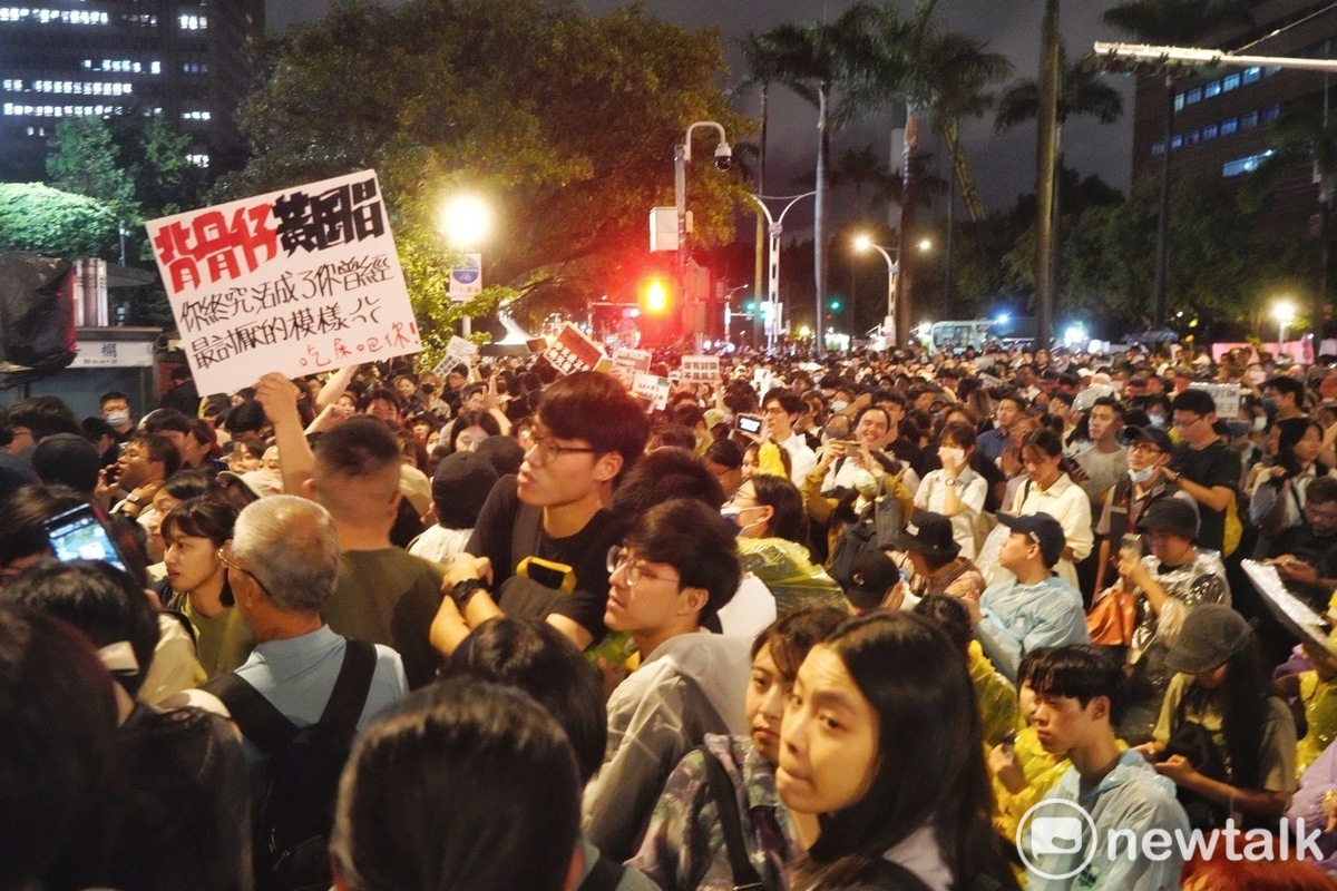  在立法院議場外，不少民眾反對藍白國會擴權法案前往立院周圍抗議，而人潮從青島東路滿溢到中山南路的監察院和立法院正門。 圖：張良一攝 
