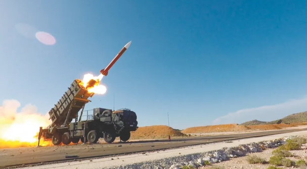 美方目前的應對措施包括計畫將 「愛國者-3」 曾強型防空導彈部署至海軍艦艇上，儘管這一決策的成本相對較低，然而面對東風-27 的高超音速特性，美軍現有的防空系統依然面臨巨大挑戰。 圖 : 翻攝自東方點兵 