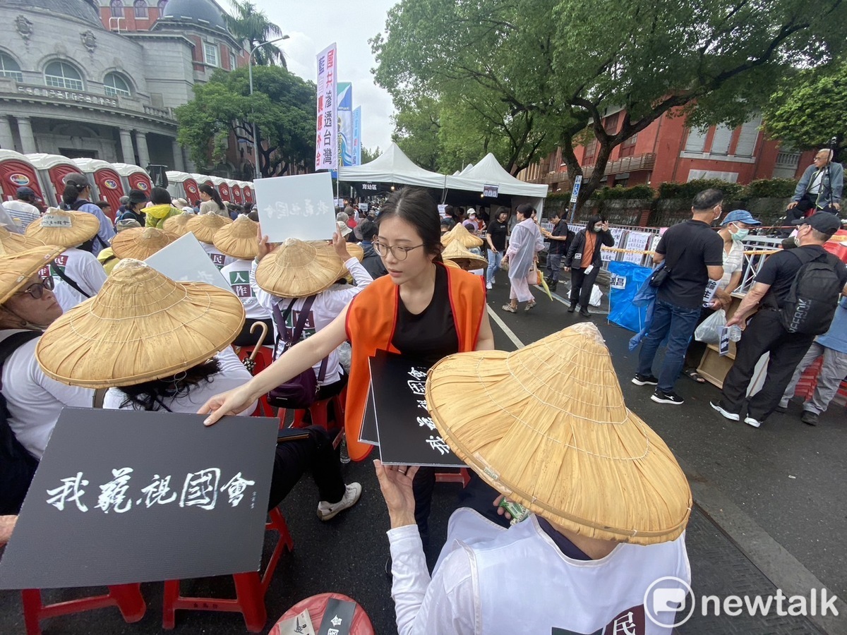 藝人雞排妹今天也到現場發放抗議手牌給民眾。 圖：林昀真/攝 