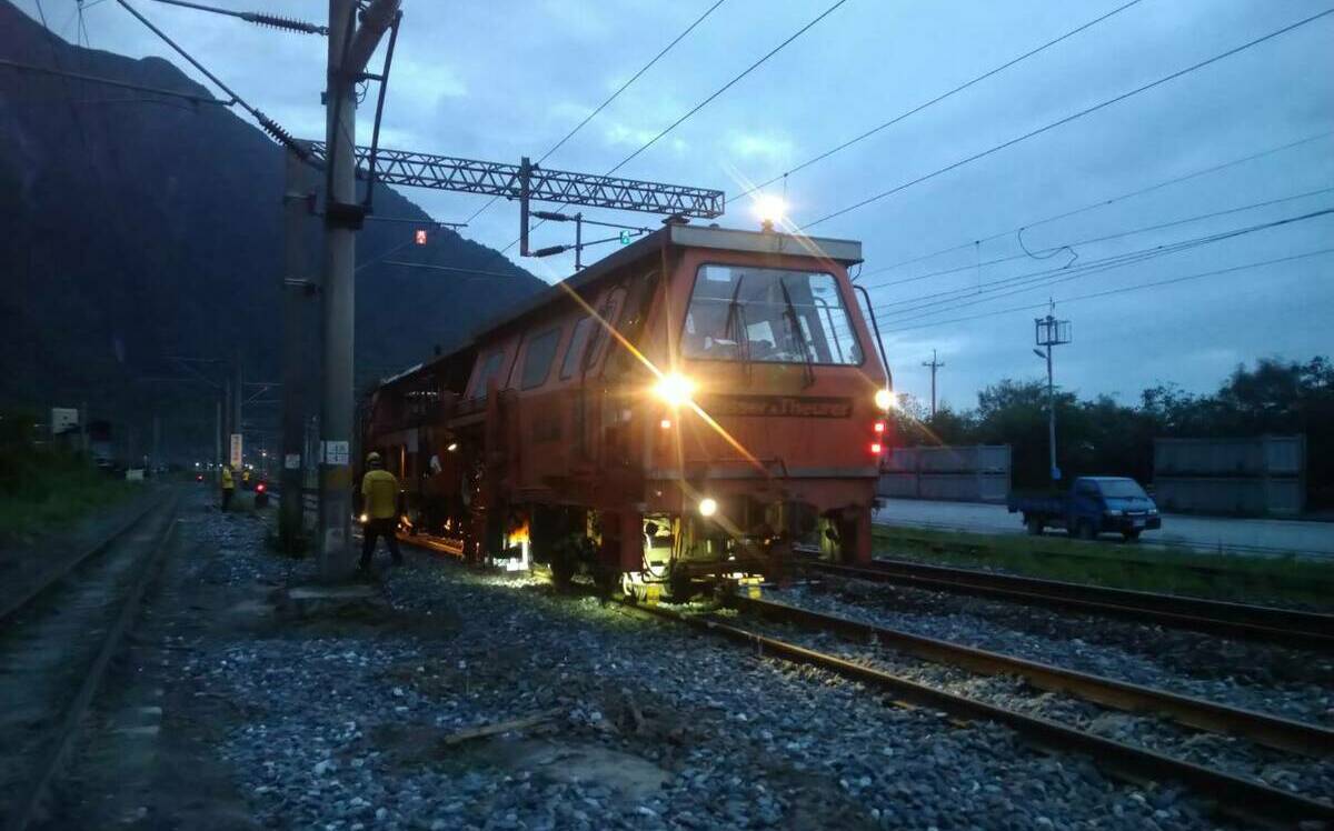 大雨襲東部！土石流淹沒崇德至和仁段 台鐵封閉雙線停駛