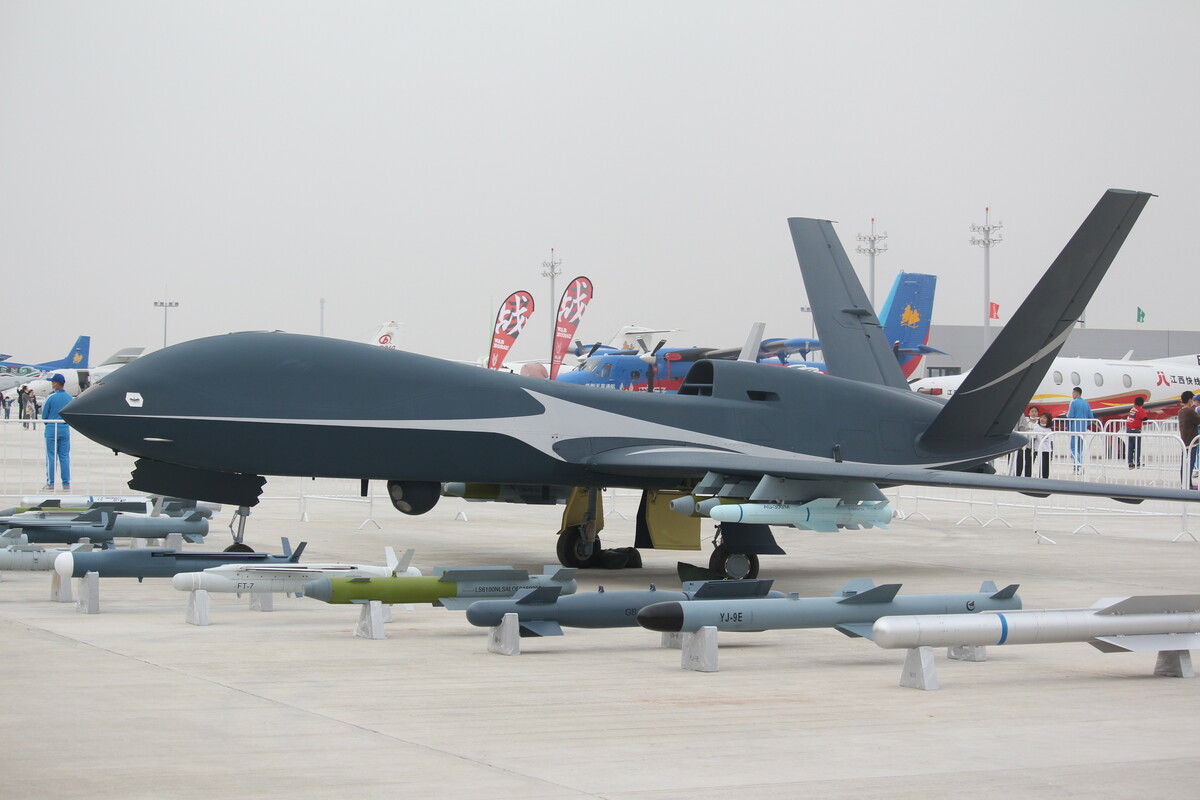  中國「翼龍-10」(解放軍稱「無偵-10」) 於航展活動時靜態展示。 圖：翻攝「微博」@梁無咎 