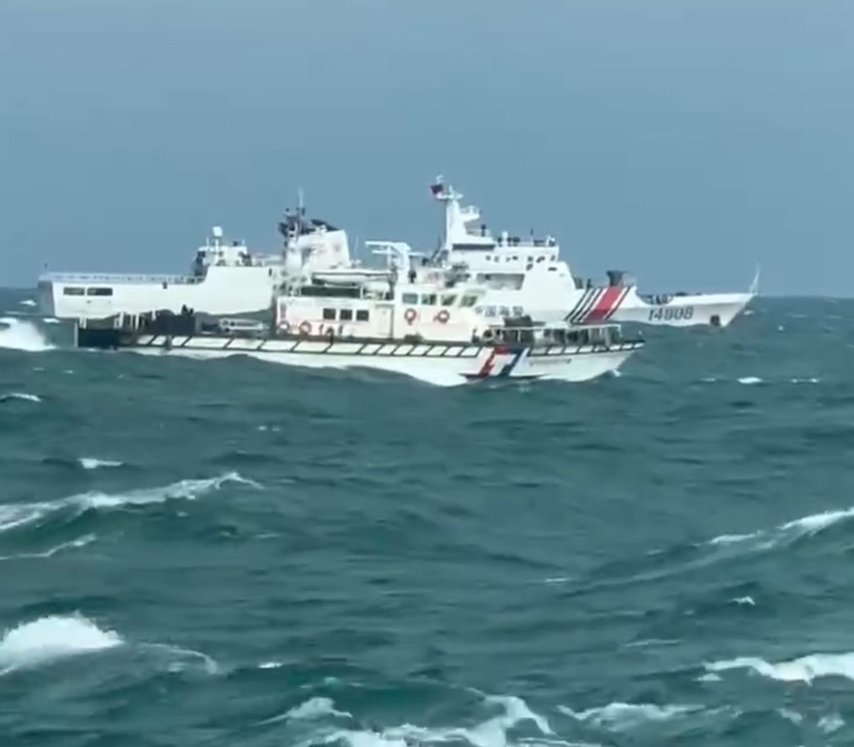  中國海警14608等4艘船艇5月28日侵擾金門禁限制海域，海巡艇一對一併航對應、平行監控。 圖：海巡署提供 