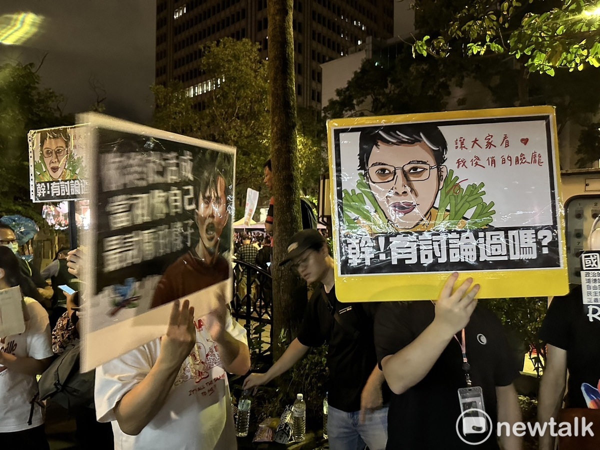  民眾不滿藍白兩黨違背程序正義通過國會擴權法案而走上街頭。 圖：朱蒲青攝 