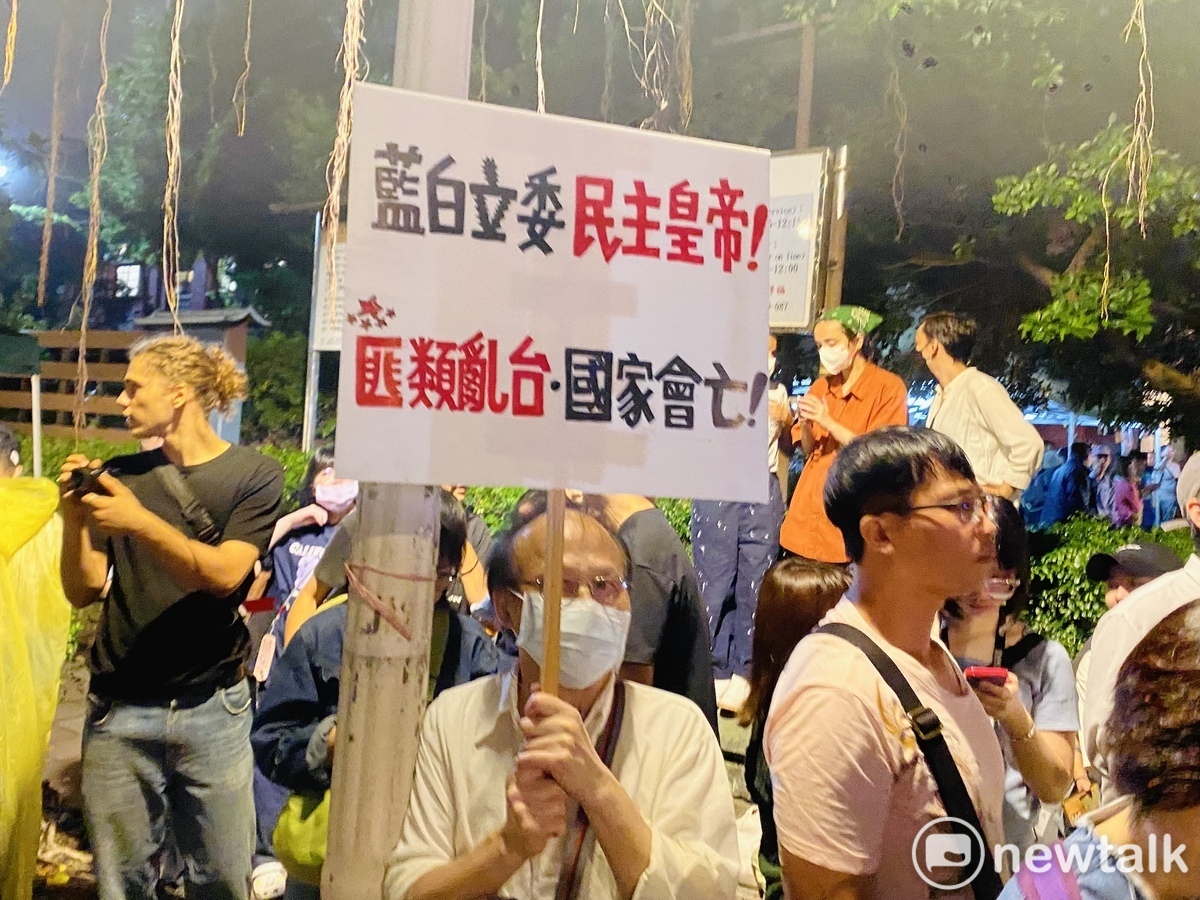0528反國會擴權遊行有民眾製作看板諷刺藍白立委。 圖：周煊惠 / 攝 