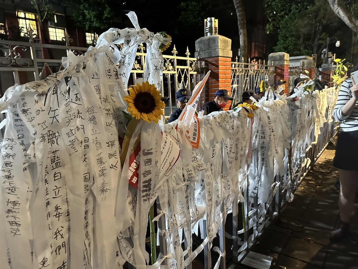  民眾將抗議布條及指控失格立委綁掛在立院鐵門上。 朱蒲青拍攝 