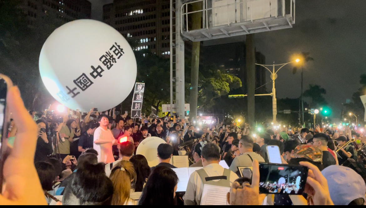  0528反國會擴權遊行有民眾自組管玄樂團在現場演奏代表台灣歌曲望春風、島嶼天光、晚安台灣。 圖：詹家威/攝 