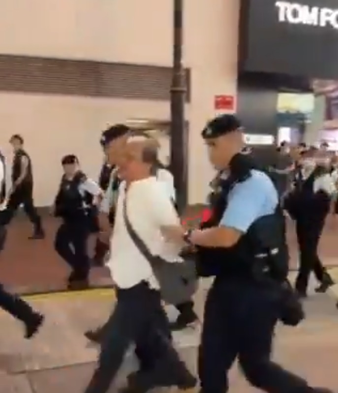 香港藝術家三木和其他藝術家在銅鑼灣進行行為藝術時,被三十多個警察拘捕。 香港藝術家三木和其他藝術家在銅鑼灣進行行為藝術時,被三十多個警察拘捕。
