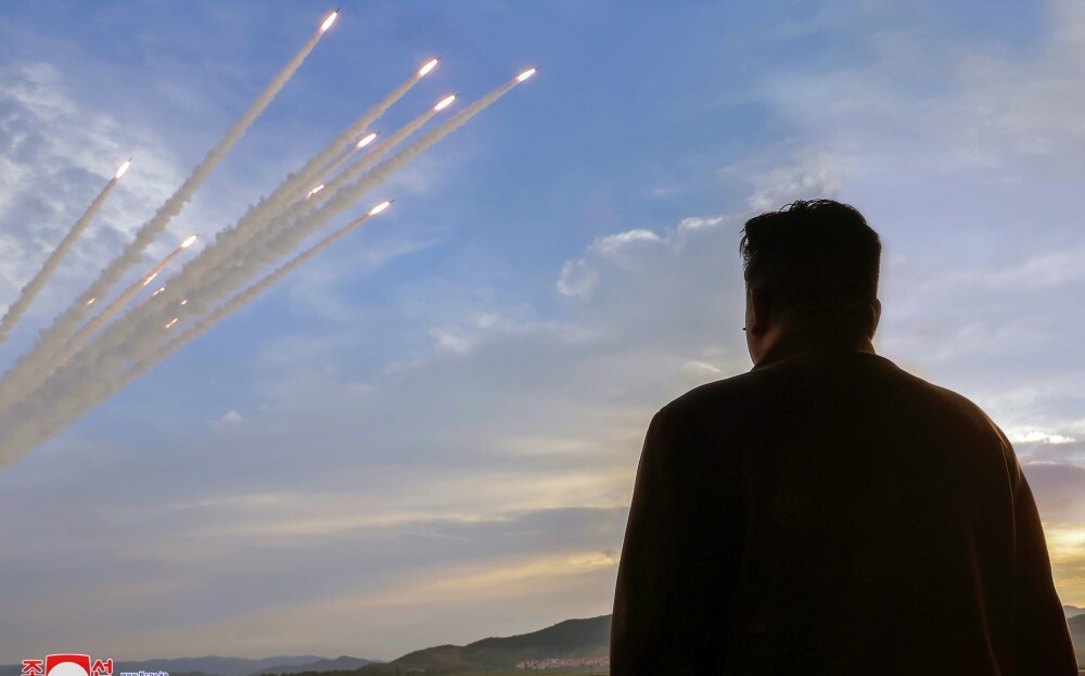 北韓今10連發短程彈道導彈 飛320公里落朝鮮半島東岸外海
