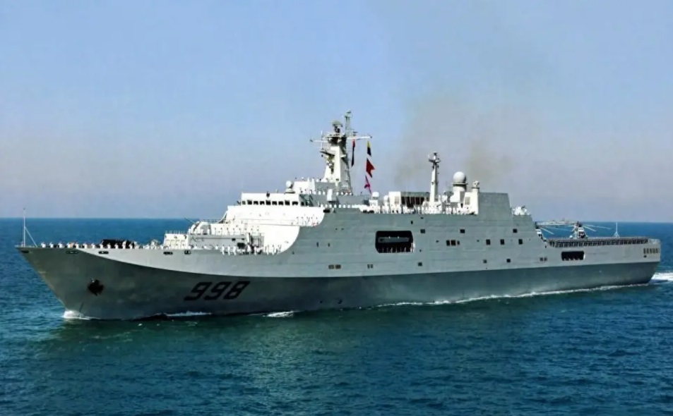  中國一艘 071 型登陸艦，在仙賓礁活動。 圖：翻攝自唐駁虎 