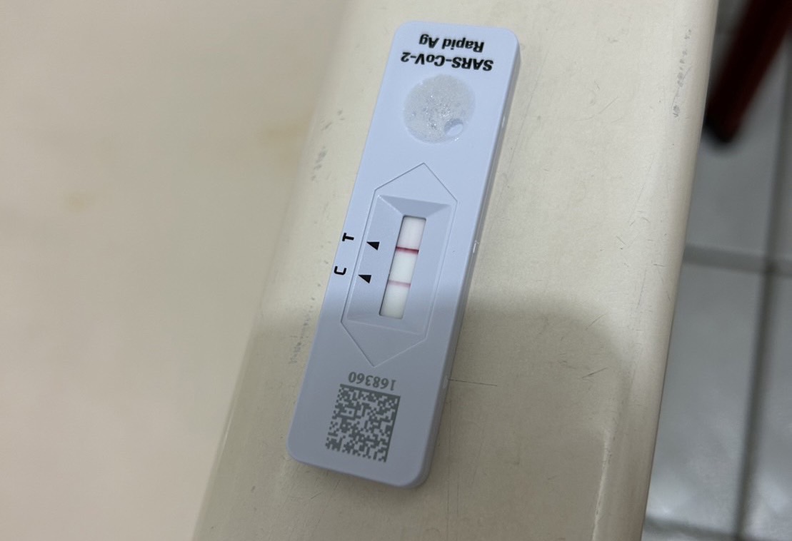 從哨點醫院的監測數據來看，門急診流感樣病例的新冠病毒陽性率，更從 6 月第一週的 2.9% 一路連續飆升至最後一週的 6.4%，顯示病毒在社區傳播的力道正持續加劇。（示意圖） 圖：林岑韋／攝 