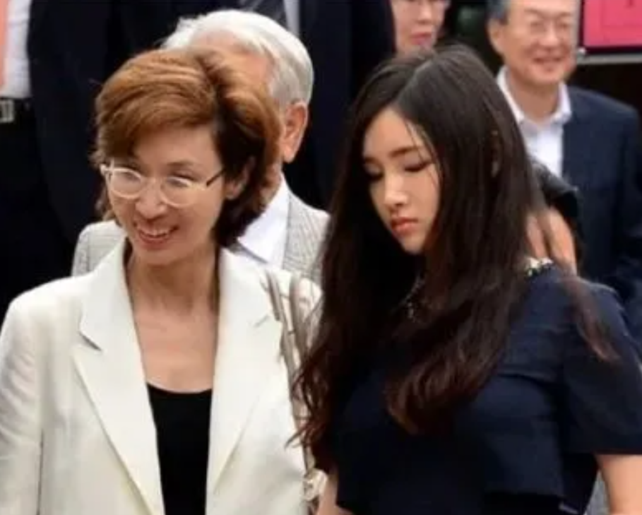 盧素英與大女兒崔允珍。