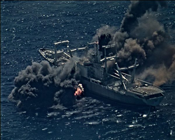  2020環太平洋軍演擊沉演習，靶艦是查爾斯頓級兩棲貨運艦「達勒姆號(LKA-114)」。 圖：翻攝US NAVY(資料照) 