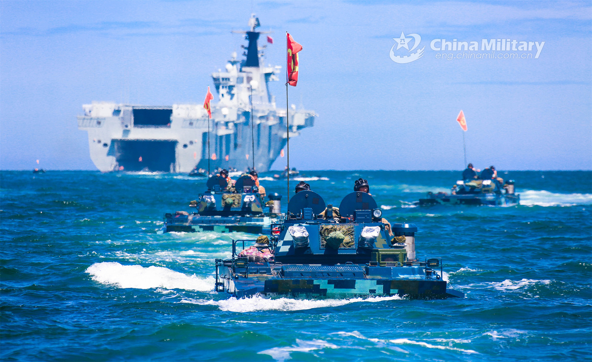  中國解放軍不斷進行兩棲登陸軍演，威脅台海安全。圖為海軍075型兩棲攻擊艦。 圖：翻攝中國國防部網(資料照片) 