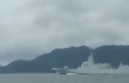  疑似中國055萬噸大驅「大連艦」被發現貼著菲律賓巴拉旺沿岸行駛。 圖 : 翻攝自觀察者網 