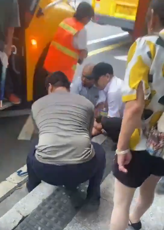  蘇州2024年曾發生一起針對日本人學校校車的襲擊事件，導致一名中國籍的女校車隨車員死亡。沒想到，有日中關係人士透露稱，當地時間 31 日，蘇州又發生了一起針對日本人母子的襲擊事件。圖為 2024 年 6 月 24 日日本人校車襲擊事件發生後，嫌犯遭到制伏的照片。 圖：翻攝自 李老師不是你老師 X 帳號(資料照) 
