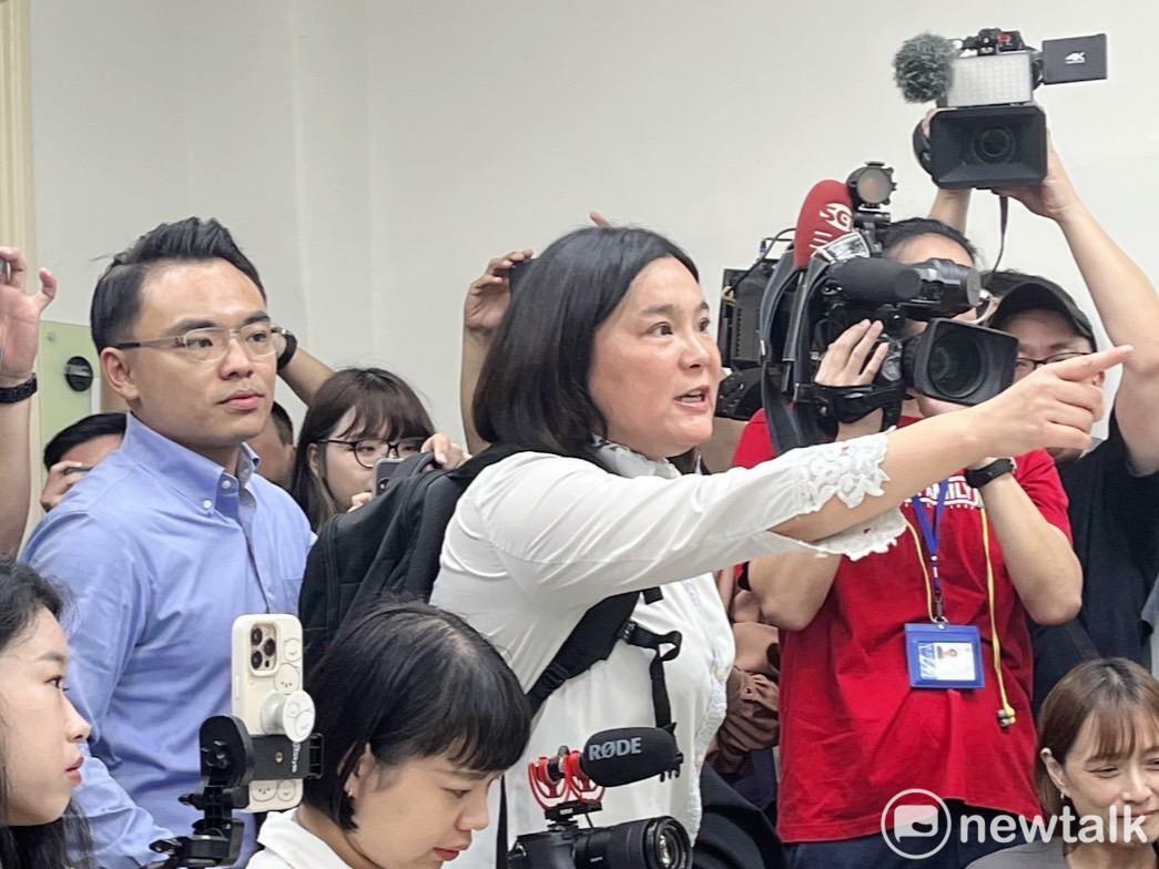 陳玉珍遭吳思瑤質疑是在盯哨衝進去與她理論，事後國民黨書記長洪孟楷嘗試把陳玉珍拉出去。 圖：金大鈞/攝 