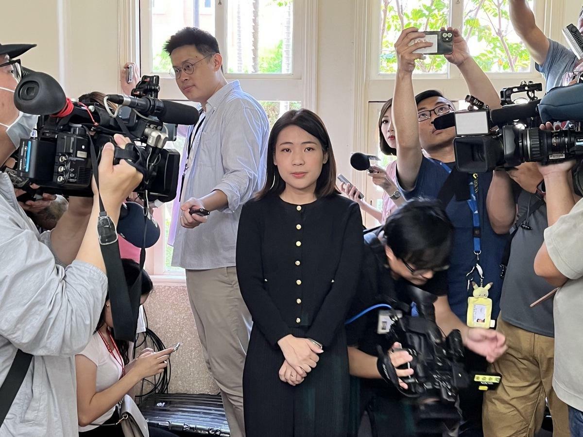  國民黨立委徐巧芯到民進黨團辦公室門口「旁聽」民進黨團記者會。 圖：金大鈞/攝 