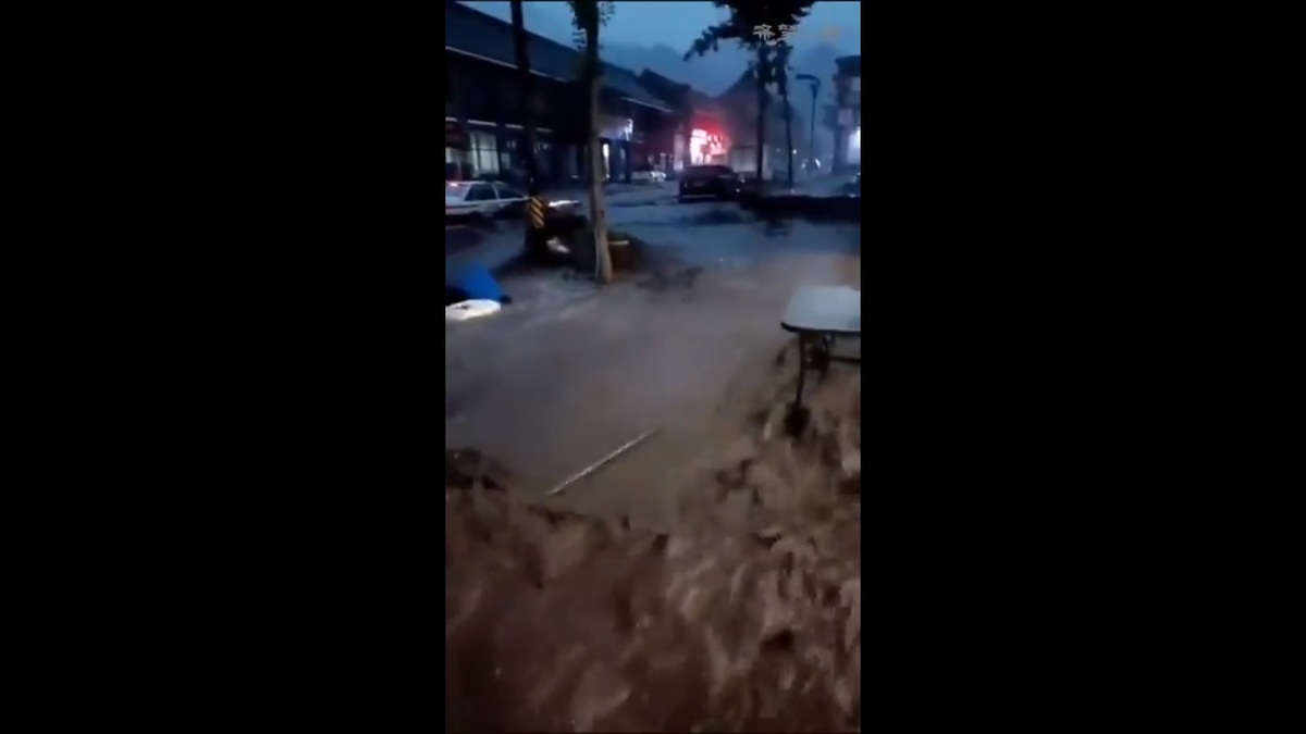  河北省多地發生洪災的情形，許多人擔心當地政府再次發起「雄安保衛戰」，不曉得會有多少市、縣作為代價被水淹。 圖：擷取自 @xinwendiaocha X 分享影片 