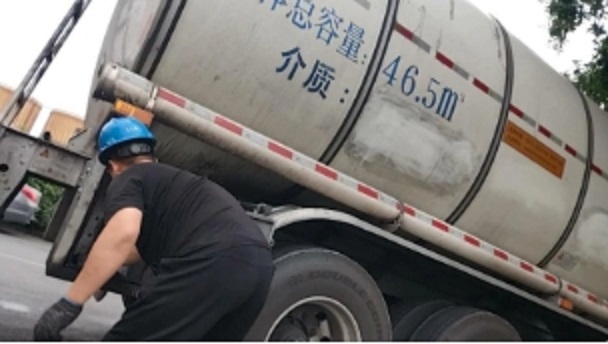  中國的油罐車爆發裝完工業用油未清洗的情況下，再裝運食用油，造成嚴重汙染的情形。 圖 : 翻攝自新京報 