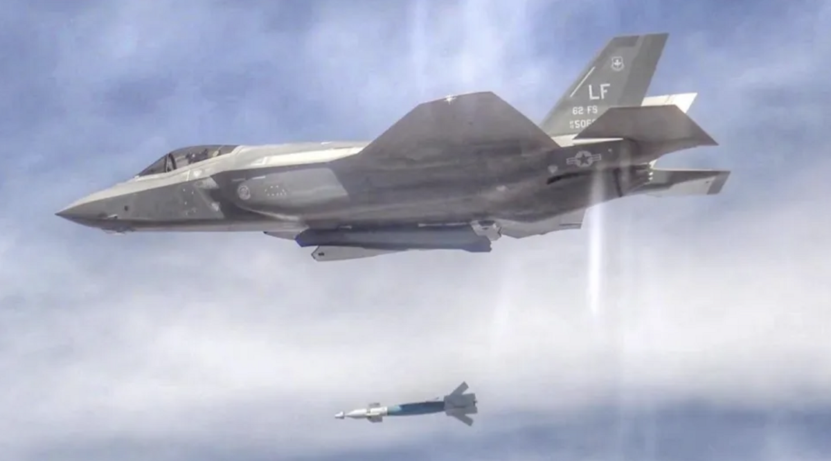  美軍 F-35Ｂ戰機投擲導引炸彈（Guided bomb） 圖：翻攝自 騰訊網 