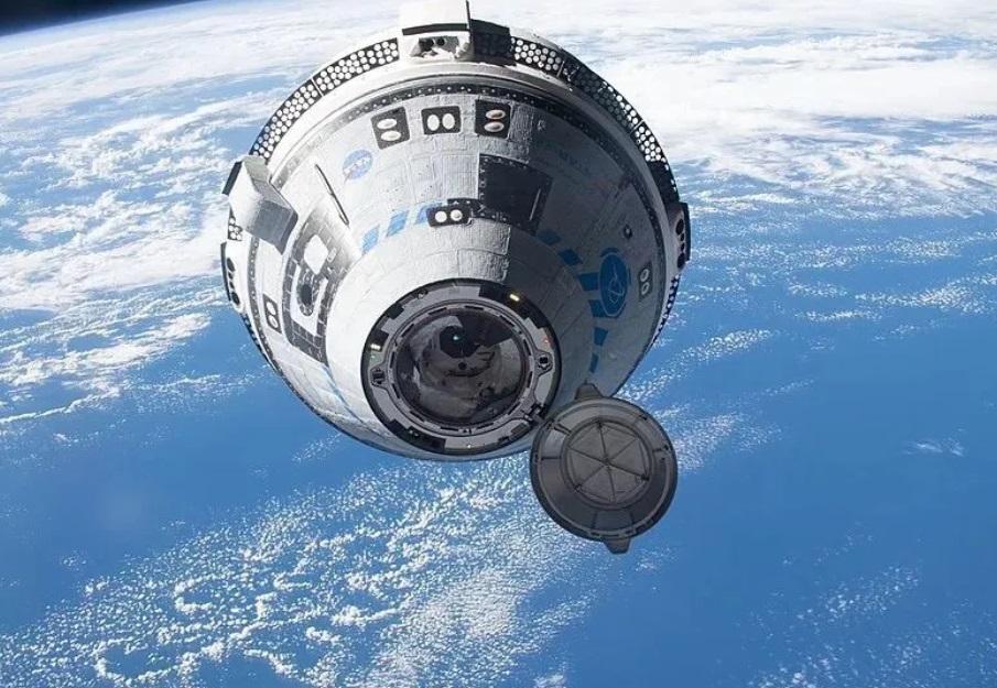  波音公司新型載人飛船「星際客機」因面臨氦氣洩漏、火箭推進器停擺的原因，在太空中滯留。 圖：翻攝自樞密院十號 