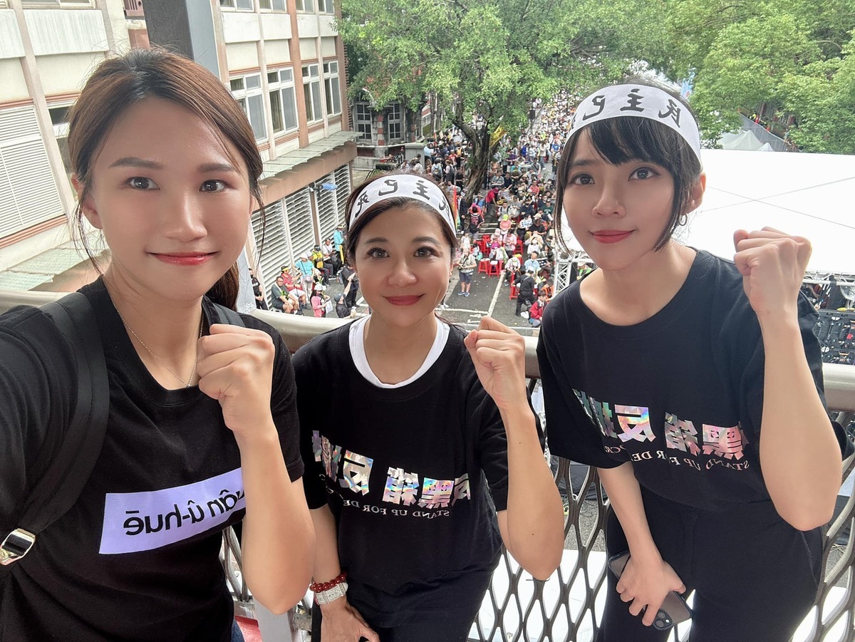 曾參選高雄市議員的黃敬雅（左）。 圖：翻攝自黃敬雅臉書
