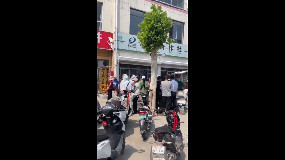 山東省的「東蒙匯眾」合作社日前宣布暴雷，無法取出存款的民眾前往合作社門口進行維權。 圖：擷取自 @zhihui999 X 分享影片 