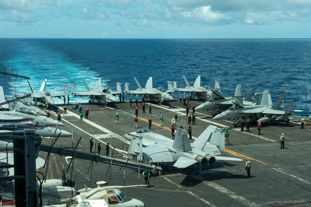 美軍第七艦隊發布的羅斯福號航空母艦滿載各式戰機。 圖：翻攝自美國第七艦隊官方臉書 