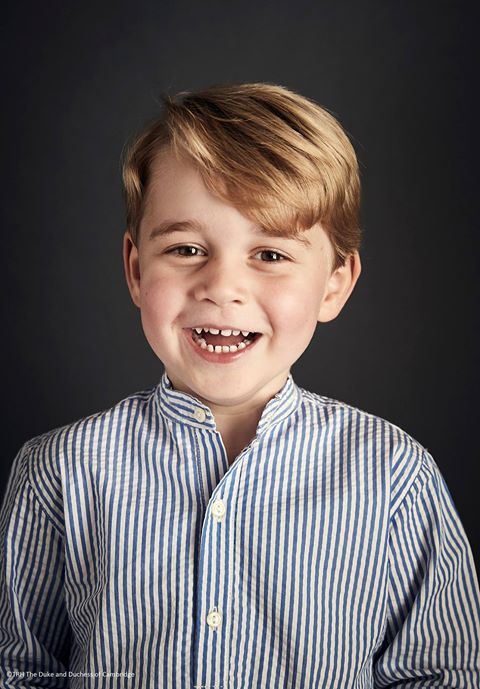 英國喬治王子22日滿4歲，王室在臉書公開最新照片，半身照中的小喬治穿著條紋襯衫，笑得開懷。   翻攝自The Royal Family臉書粉絲專頁