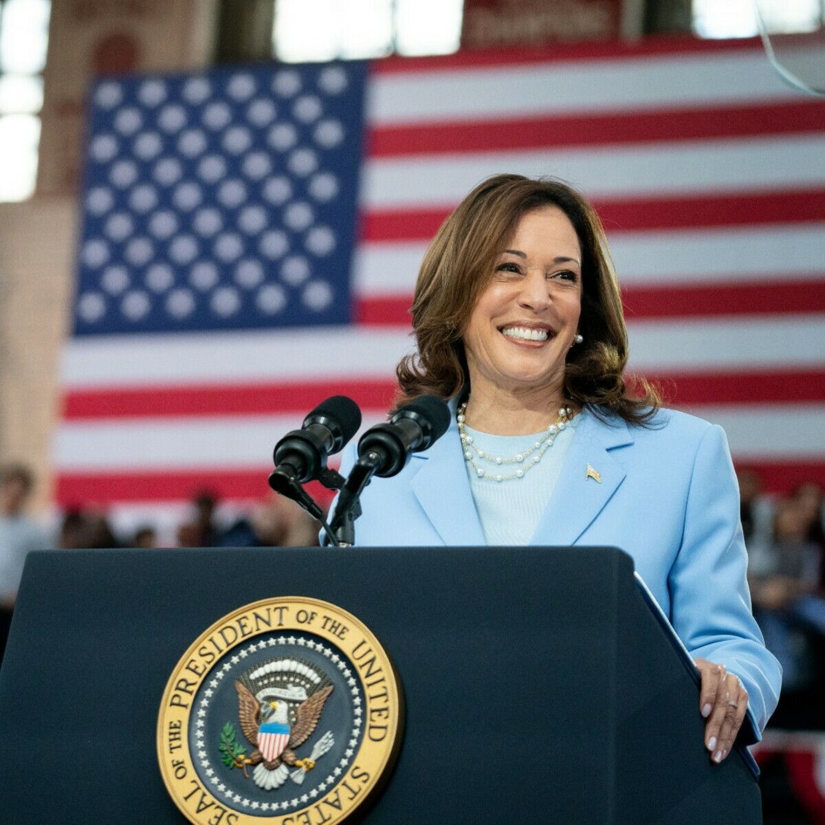  現任副總統暨民主黨總統候選人賀錦麗（Kamala Harris）以49%的支持率，稍微領先前總統、共和黨總統候選人川普的46%。 圖：翻攝自賀錦麗臉書