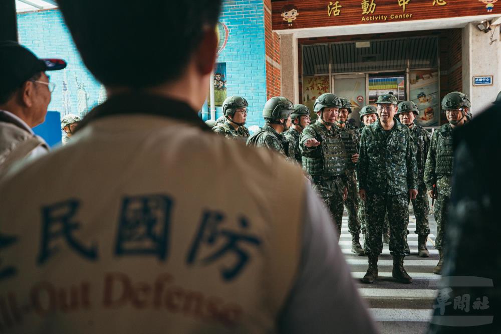  國防部長顧立雄親赴桃園視察教召報到動線 (資料照片)。 圖：軍聞社 / 提供。 