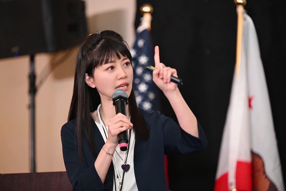  高嘉瑜表示，橘色的視覺呈現非常明亮漂亮，完美象徵了沈伯洋溫和、堅定且具備「暖男」特質的形象，並稱讚他私下是個客氣、有禮貌、謙卑且學問豐富的人。民進黨前立委高嘉瑜。 圖：取自高嘉瑜臉書（資料照） 