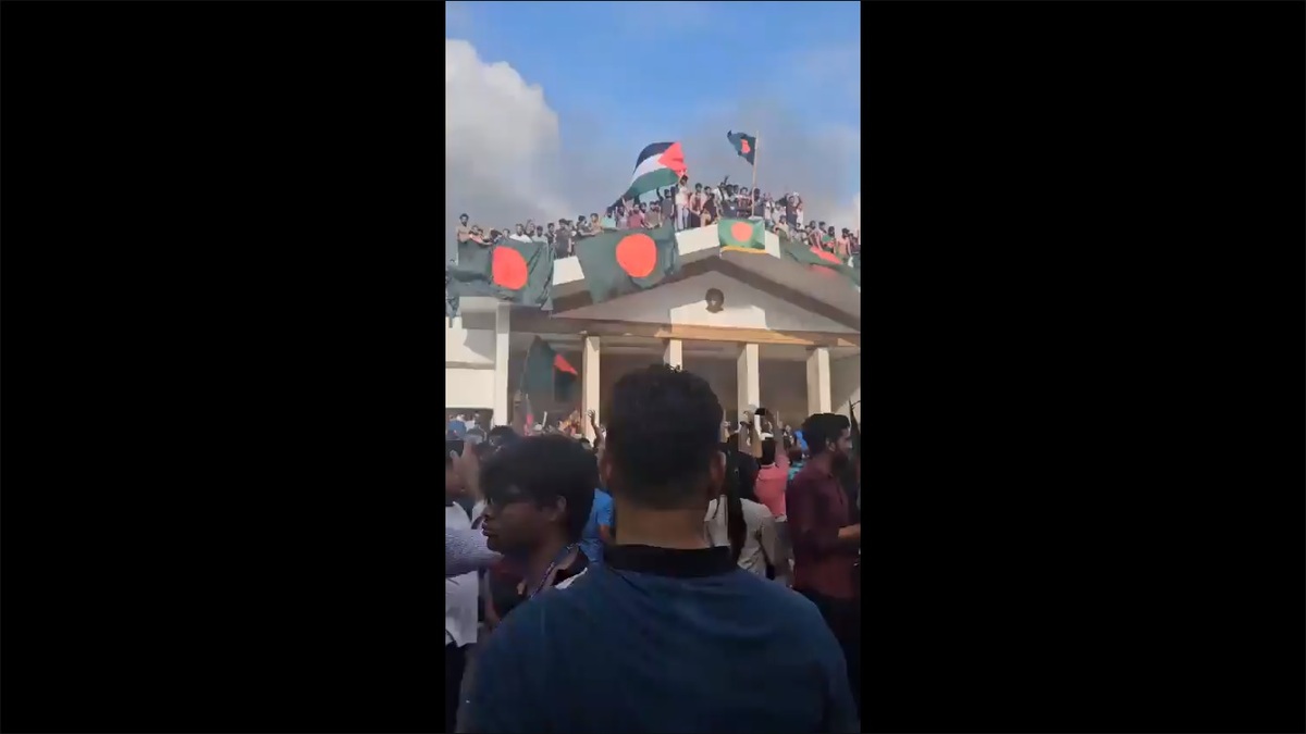  孟加拉前總理哈西娜在2024年八月宣布辭職並逃往印度，抗議人民在總理府揮舞旗幟宣告勝利。 圖：截取自 @whyyoutouzhele X 分享影片 