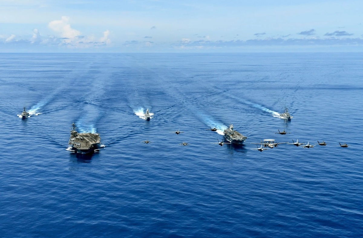  美國「林肯號」航空母艦(左)。 圖：翻攝Italian Navy 