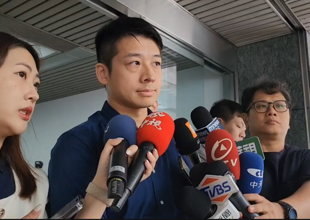  民眾黨副秘書長許甫（陳智菡丈夫）則說兩筆帳960和110「不小心」登錄成960,110。 圖：周煊惠 / 攝（資料照）