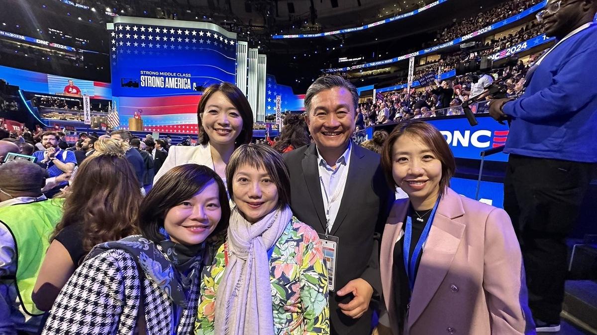 韓瑩(左後)代表出席民主黨全代會。 圖:民進黨提供 韓瑩(左後)代表出席民主黨全代會。 圖:民進黨提供