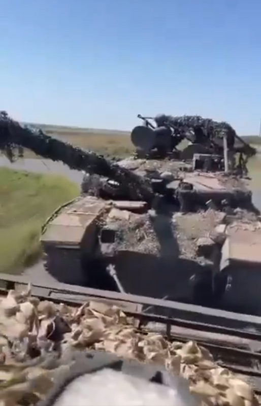 烏軍近期還在庫爾斯克繳獲 1 輛俄軍 T-62M 坦克和 1 輛 T-90M 坦克,圖為烏軍繳獲的 T-90M 坦克。 烏軍近期還在庫爾斯克繳獲 1 輛俄軍 T-62M 坦克和 1 輛 T-90M 坦克,圖為烏軍繳獲的 T-90M 坦克。