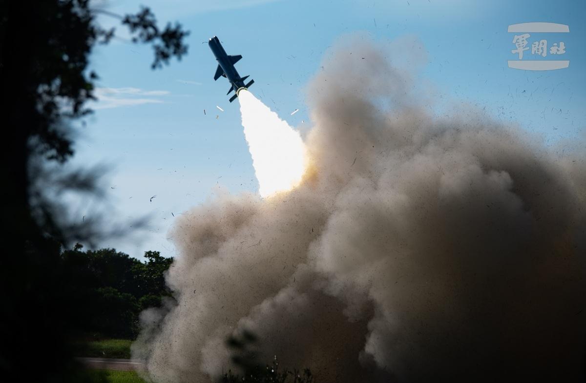  23日國軍精準飛彈射擊，海鋒大隊射擊雄風二型飛彈。 圖：軍聞社提供 