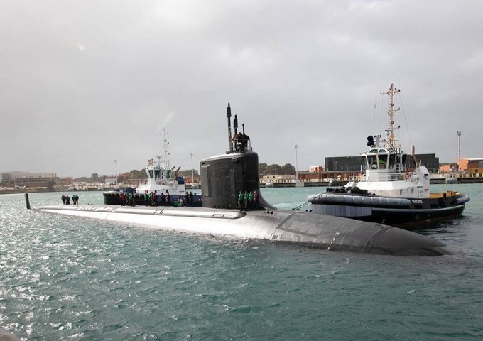  美國海軍的夏威夷號潛艦以及埃默里． S ．蘭德號潛艇補給艦抵達澳洲西部的斯特林海軍基地，並由澳洲海軍人士展開 STMP 維修工程，為 AUKUS 寫下了新的里程碑。圖為夏威夷號潛艦。 圖：翻攝自 @Rattenfangernet X 帳號 