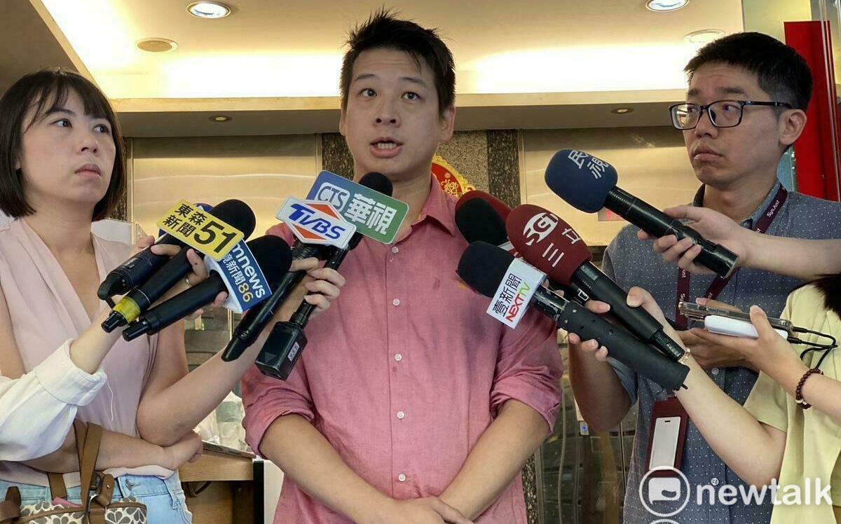 小草籲把黨主席還柯文哲？許甫：沒這種見縫插針的話