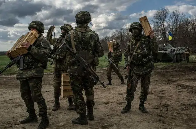  烏軍攻入庫爾斯克，士兵們搬運彈藥。 圖 : 翻攝自海事先鋒 
