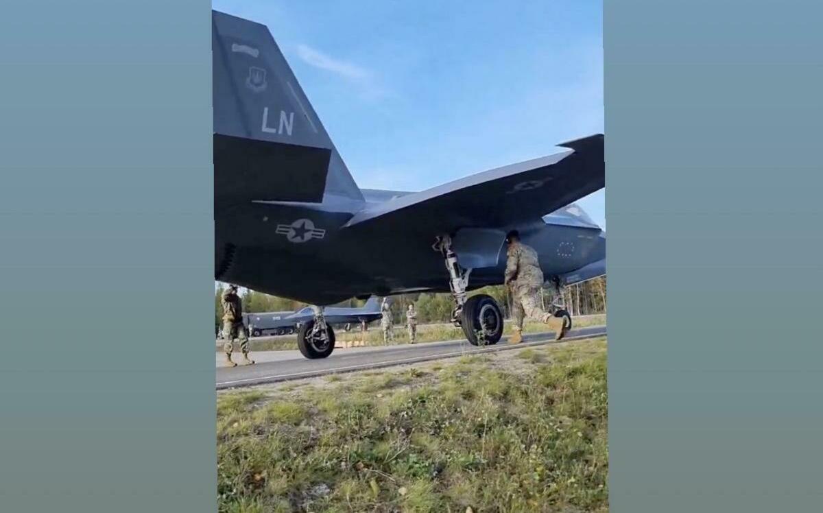 美國F - 35戰機首度在芬蘭高速公路降落 展示北約作戰靈活性