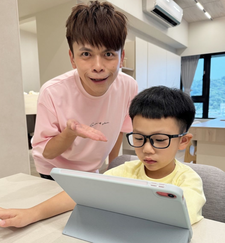  蔡阿嘎曬出兒子蔡波能戴矯正眼鏡的照片。 圖：翻攝自蔡阿嘎IG 
