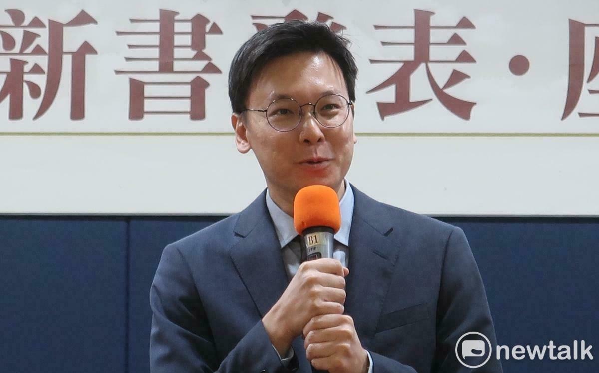 林飛帆背書全民防衛手冊  楊智伃對比國際履歷諷：他專業是洗地？