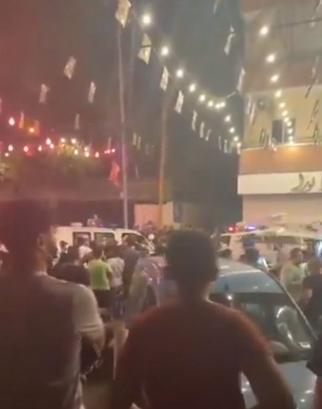 民眾圍觀真主黨成員被送入救護車。 民眾圍觀真主黨成員被送入救護車。